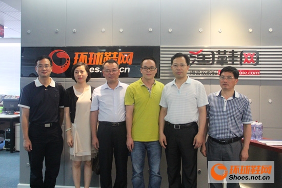 訊網(wǎng)科技總經(jīng)理林文佳(右三)與福建省信息化局副局長(zhǎng)邵玉龍(右二)等領(lǐng)導(dǎo)一行合影留念 訊網(wǎng)科技總經(jīng)理林文佳(右三)與福建省信息化局副局長(zhǎng)邵玉龍(右二)等領(lǐng)導(dǎo)一行合影留念