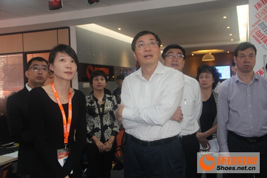 訊網科技黨支部書記周麗瓊進行了全程接待 訊網科技黨支部書記周麗瓊進行了全程接待